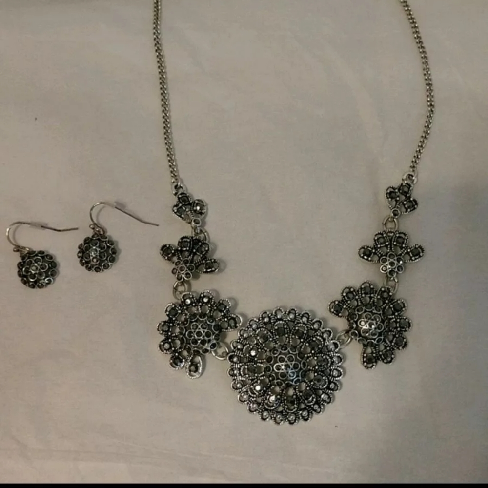 Avon stunning necklace and earring set